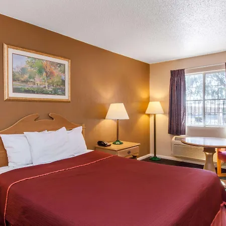 Howard Johnson By Wyndham Bakersfield Hotel Exterior photo