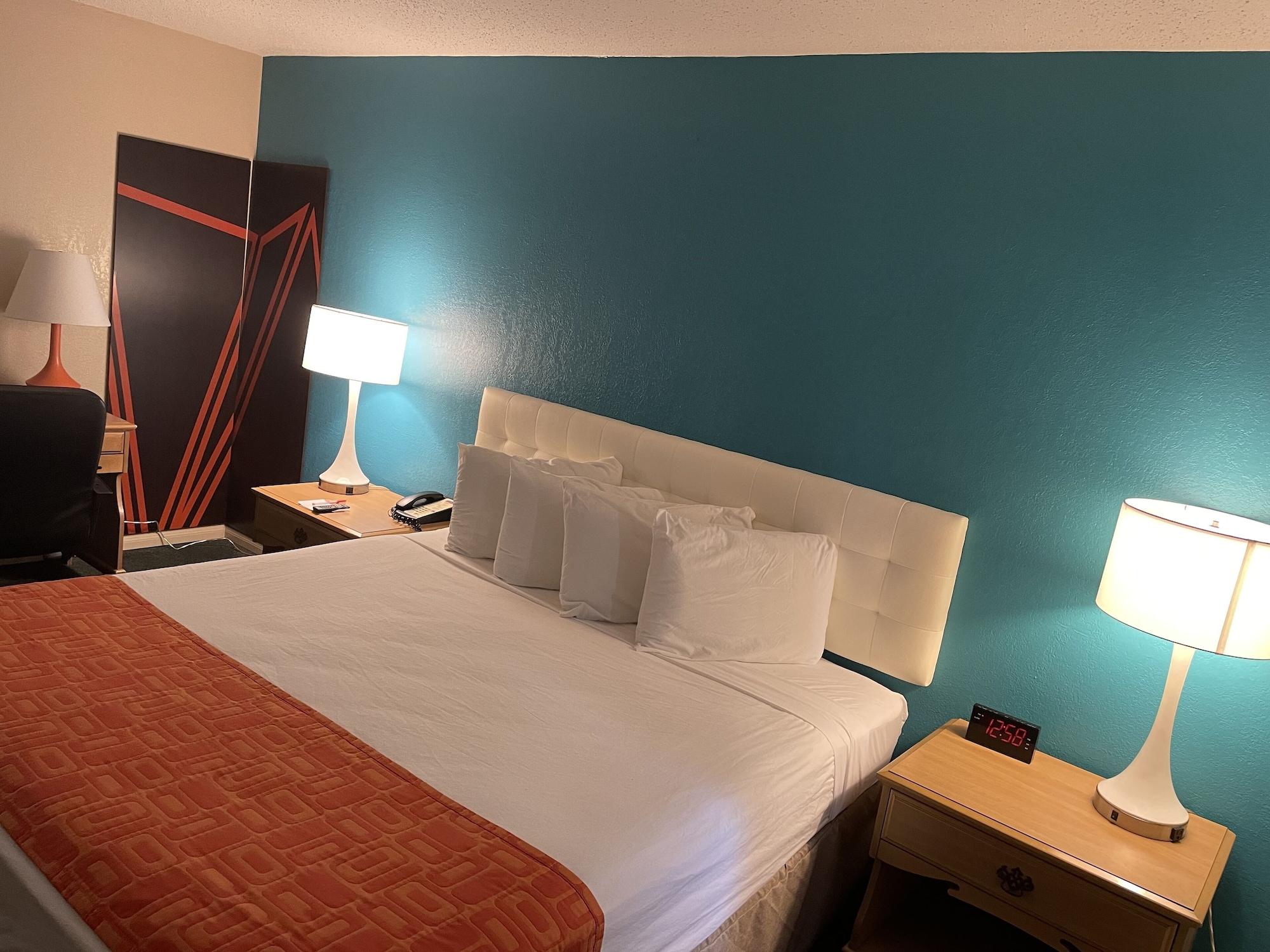 Howard Johnson By Wyndham * Bakersfield