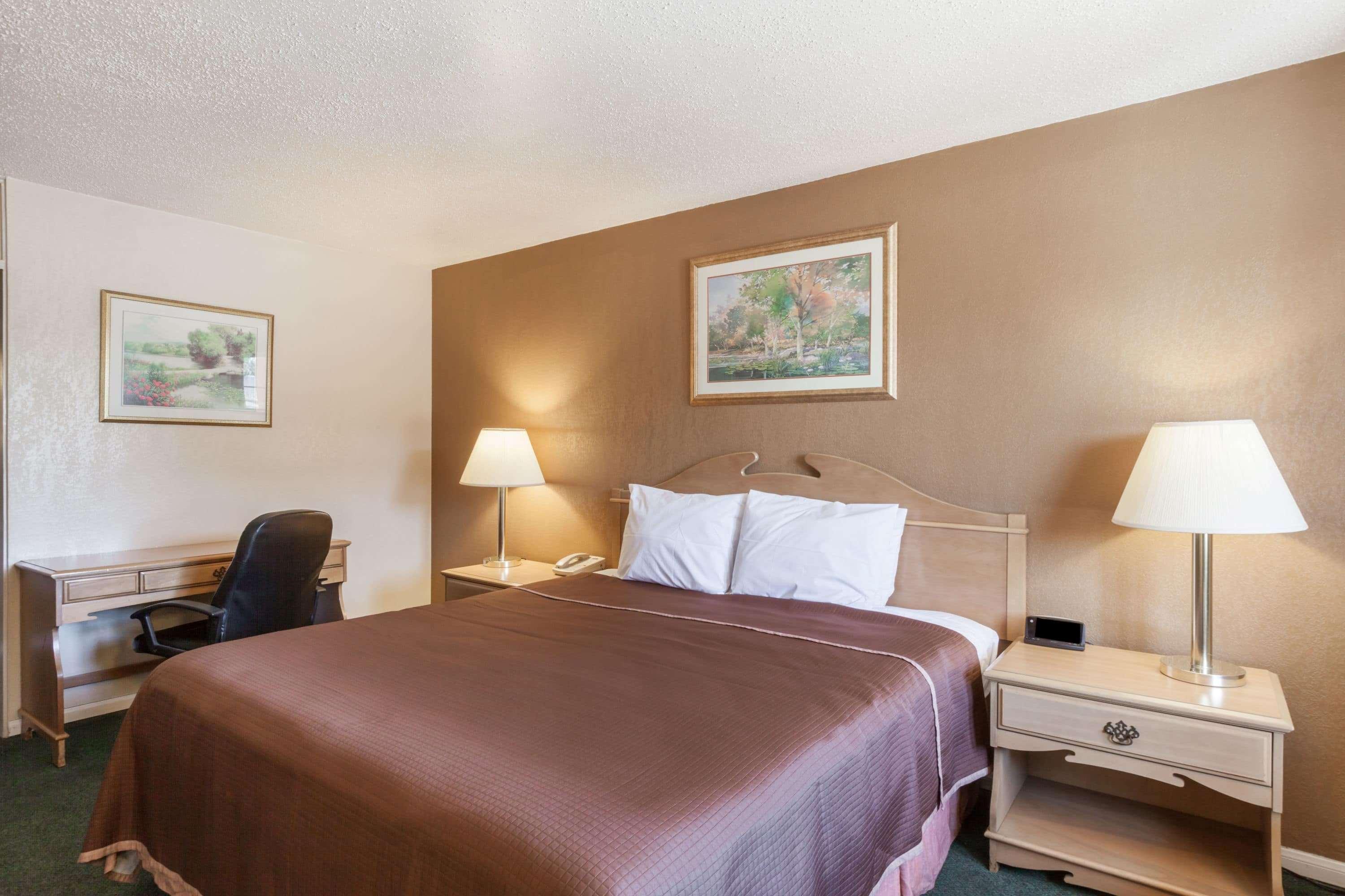 Howard Johnson By Wyndham * Bakersfield
