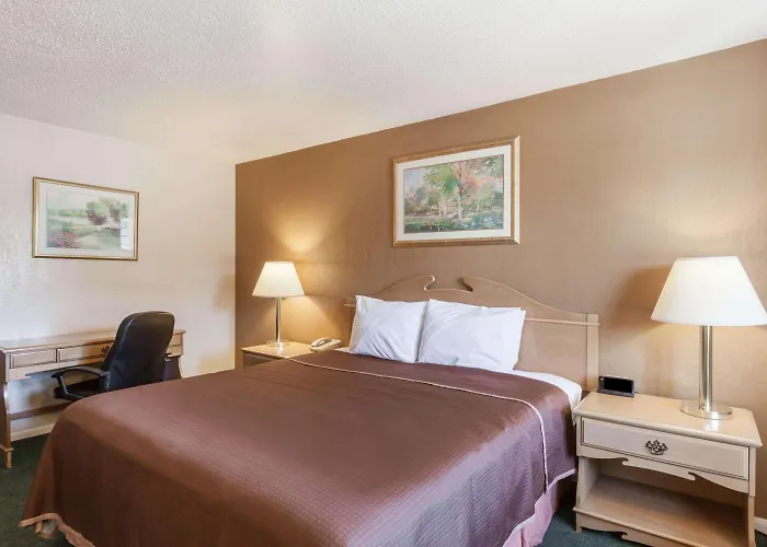 Howard Johnson By Wyndham Bakersfield