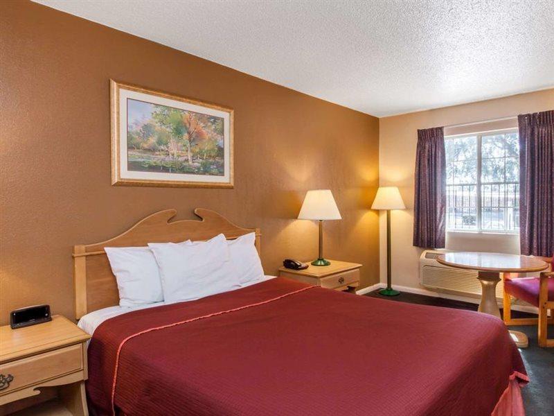 Howard Johnson By Wyndham * Bakersfield