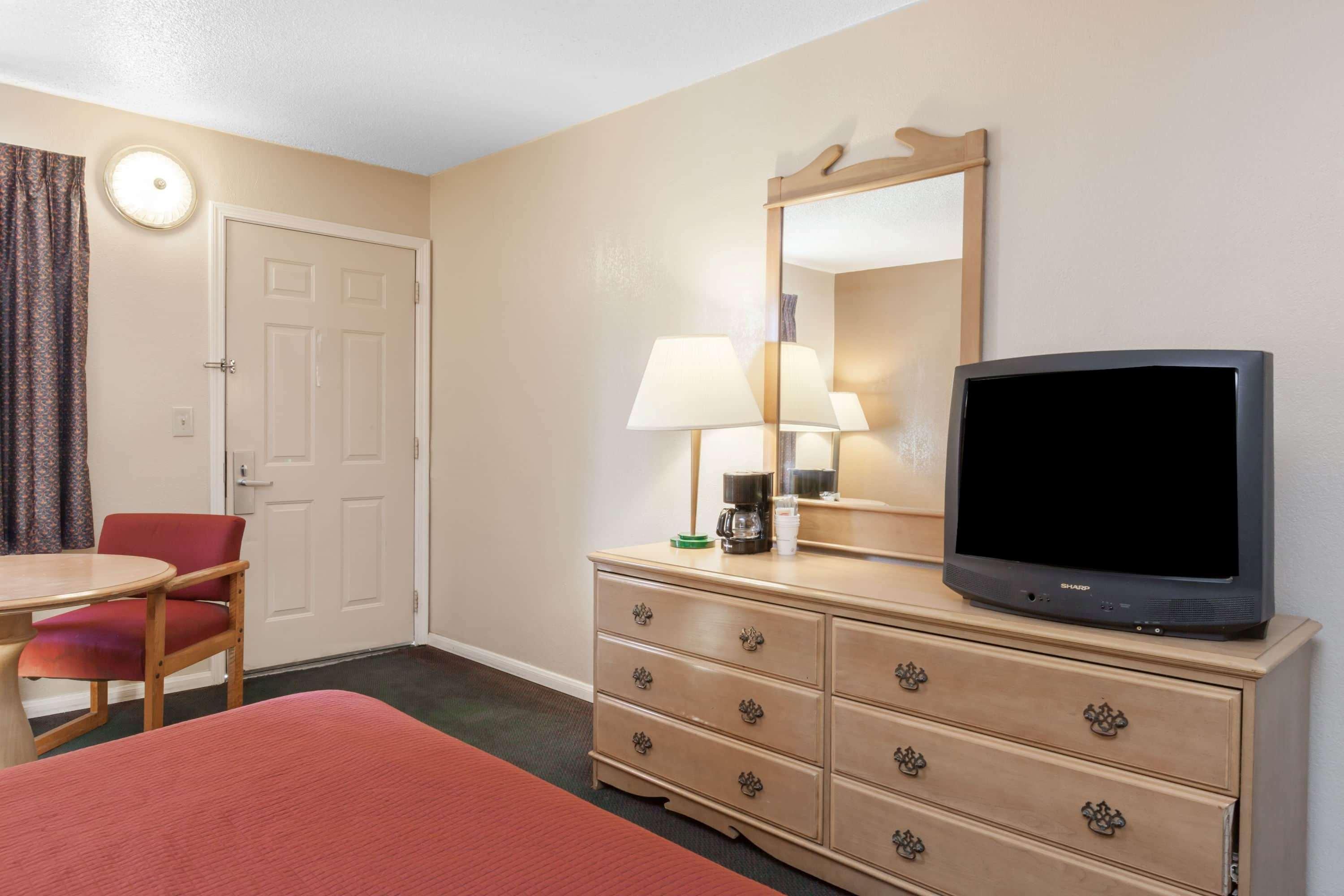 Howard Johnson By Wyndham Hotel Bakersfield