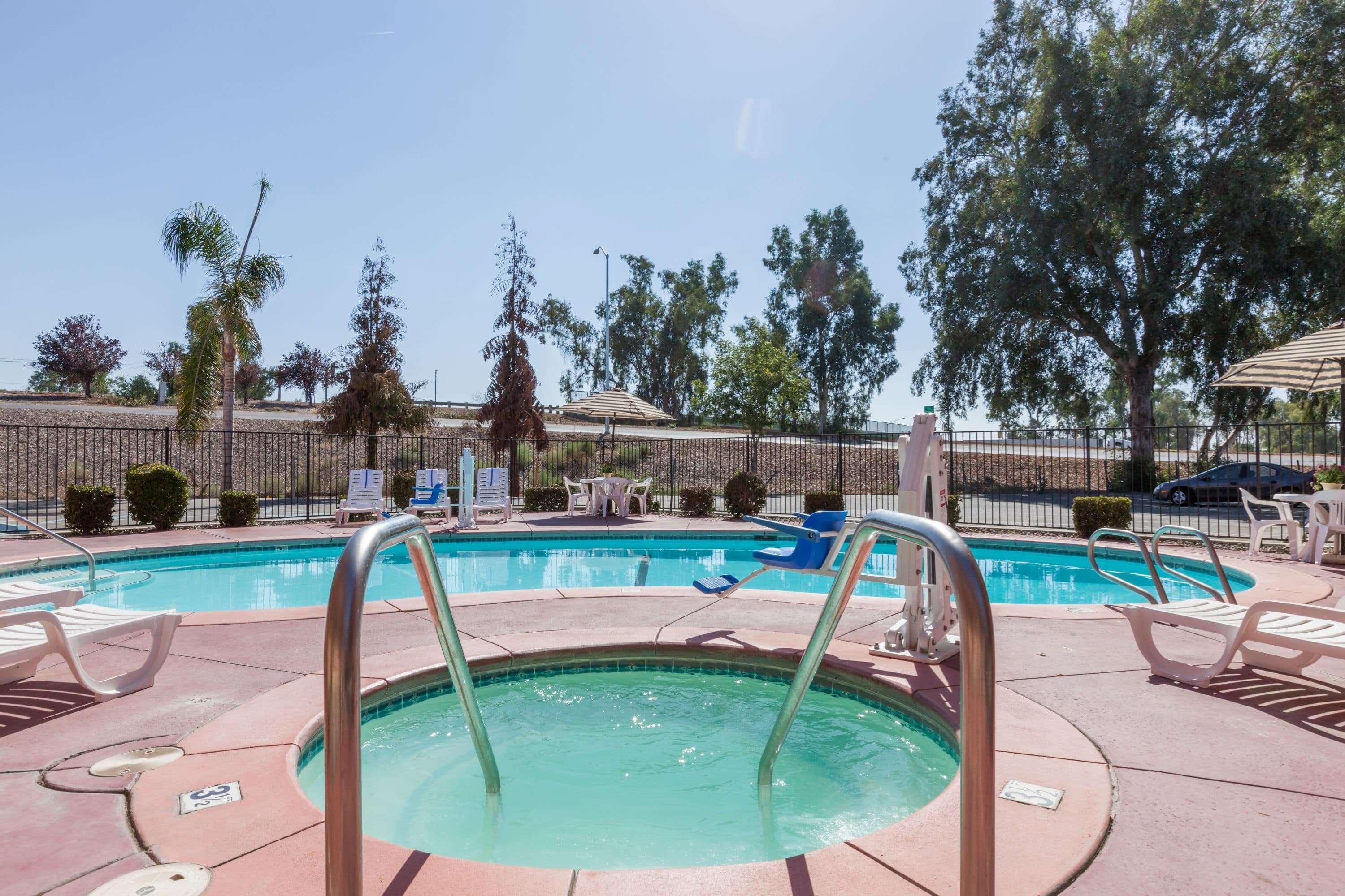 Howard Johnson By Wyndham * Bakersfield